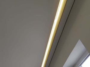 Потолок с подсветкой в коридоре