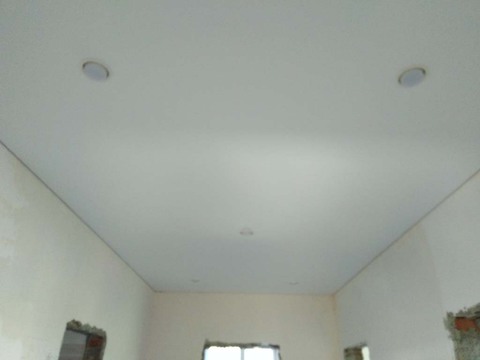 Матовый натяжной потолок в коридоре и светодиодные светильники
