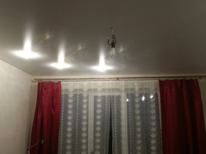 Натяжной потолок с люстрой и светильниками