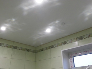 Натяжной потолок в ванной с точечными светильниками, декоративным шнуром и пожарной сигнализацией