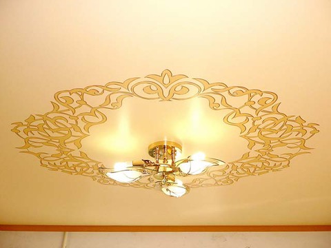 Золотой натяжной потолок - символ богатства и благополучия