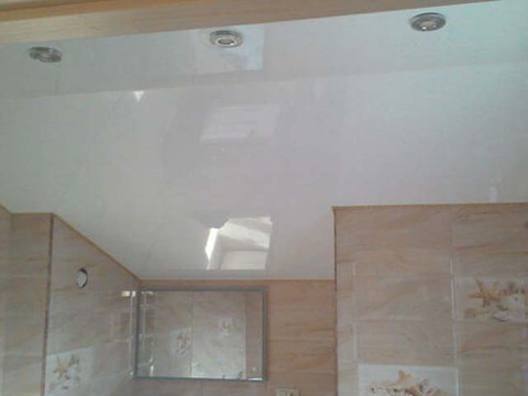 Монтаж натяжного потолка в ванной комнате