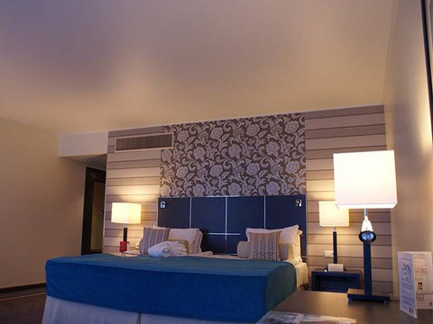 Натяжные потолки в дизайне интерьера спальни