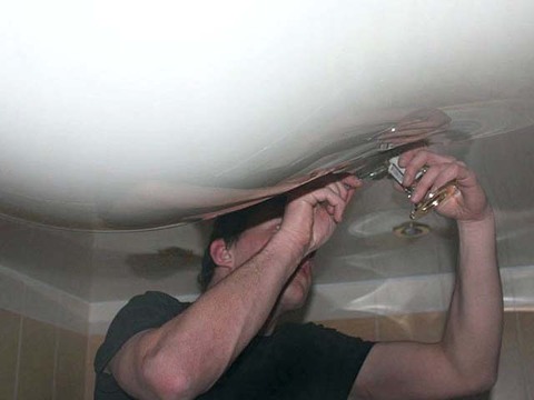 Как сделать слив воды с натяжного потолка самостоятельно